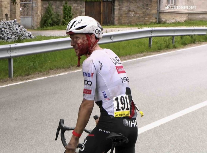 Giro 2026 Adam Yates abandonne commotion cérébrale hécatombe chez UAE