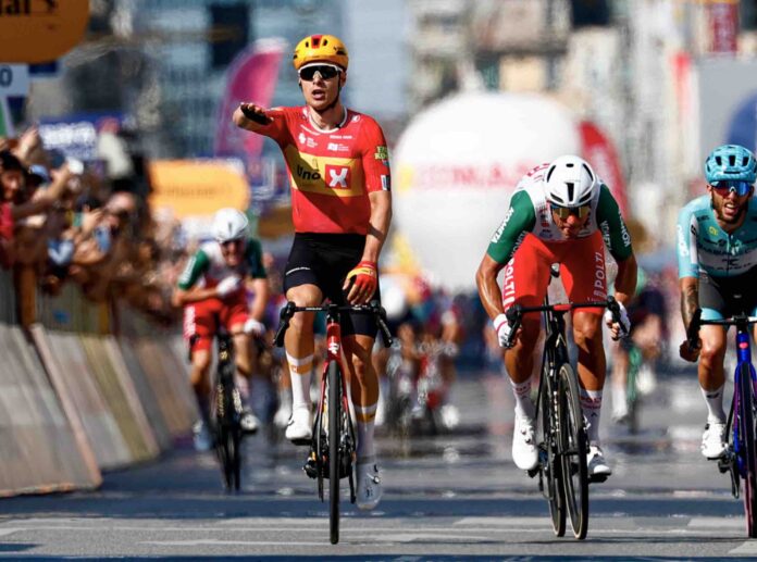 Giro 2026 Fredrik Dversnes piège les sprinteurs et remporte la 15e étape à Milan