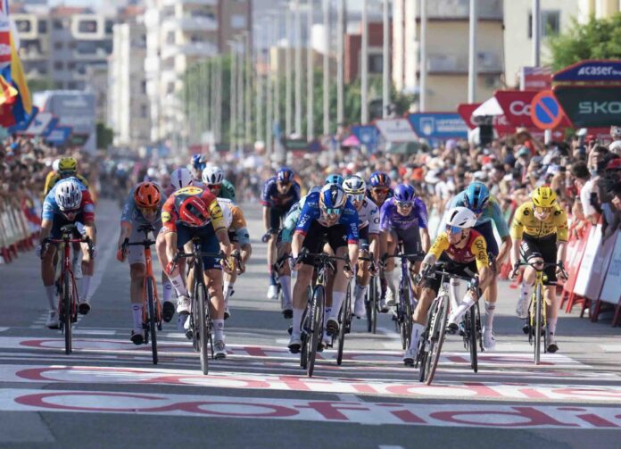 La Vuelta 2026 étape 8 Bryan Coquard gagne au sprint Pogacar abandonne sur chute